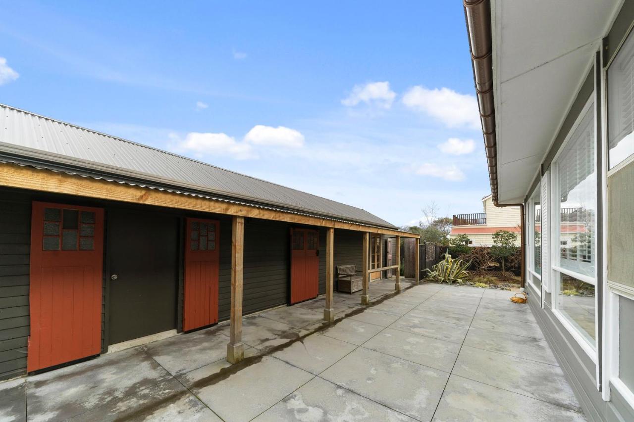 The Walnut Tree House - Martinborough Holiday Home Exterior foto